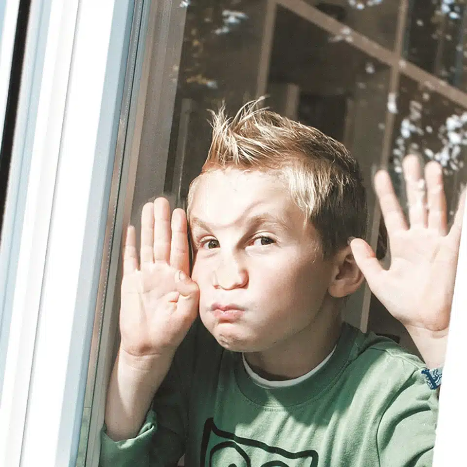 KATZBECK Fenster in schneebedeckter Berglandschaf