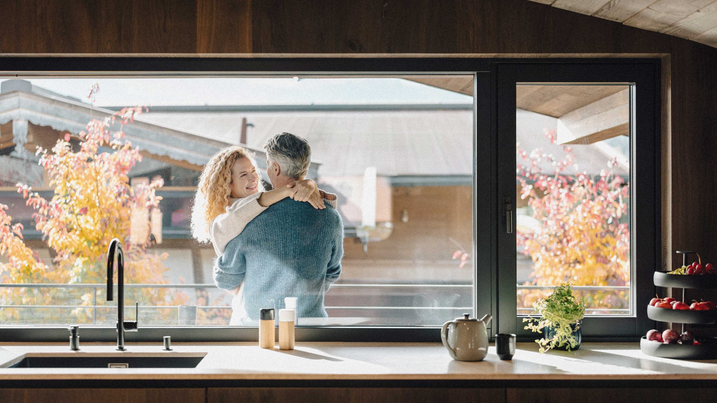 Verliebtes Paar vor modernem Fenster aus Österreich.