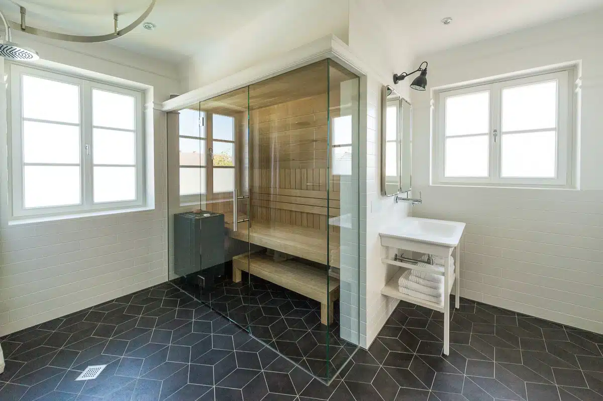 Trockene Scheiben im Bad: Moderne Fenstersysteme unterstützen bei korrekter Luftzirkulation vor Feuchtigkeit.