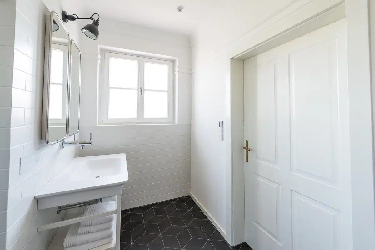 Kondenswasser am Badezimmerfenster durch richtiges Stoßlüften und Heizen effektiv vermeiden.