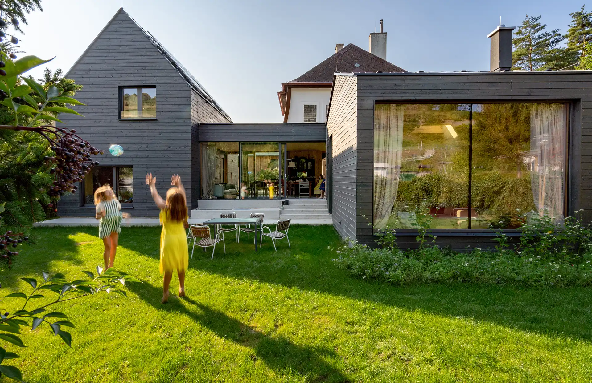 Modernisiertes Einfamilienhaus mit großen neuen Fenstern und viel Tageslicht.